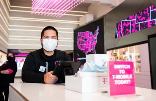 Miami Signature Mobile Expert Antenor Guerra-Garcia welcomes you to switch to T-Mobile