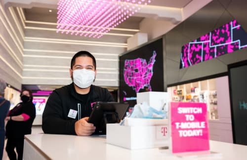 Miami Signature Mobile Expert Antenor Guerra-Garcia welcomes you to switch to T-Mobile