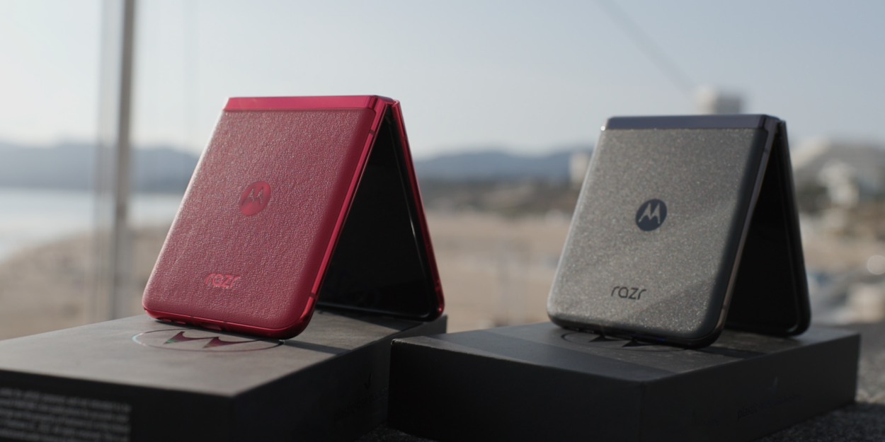 The motorola razr+ Drops Exclusively in Viva Magenta at T‑Mobile